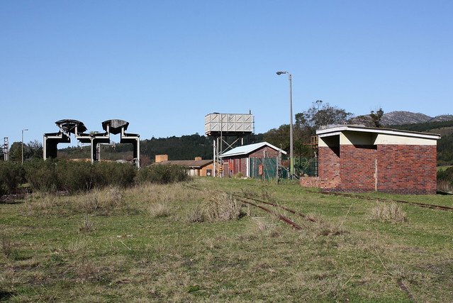 Lokunterstand und Wasserturm im Depot des Bahnhofs Assegaaibos