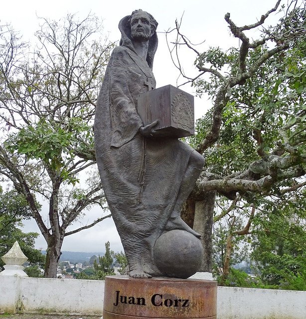 escultura de Juan Corz jardín exterior iglesia Cerrito del Carmen o El Calvario Ciudad de Guatemala 02