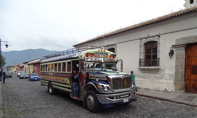 autobuses decorados en Santiago de los Caballeros de Guatemala o Antigua Guatemala 01