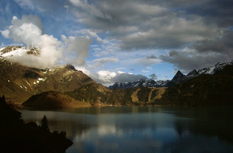 t9502082F | Kopsspeicher mit Gorfenspitze (2558 m) und Ballunspitze (2671 m). Blickfänge am Kopsspeicher bilden rechts die Ballunspitze und links der Bildmitte, weiter zurückliegend, die sehr markante Gorfenspitze, der gefürchtete Lawinenberg oberhalb von Galtür. Verwall, 16.09.1995