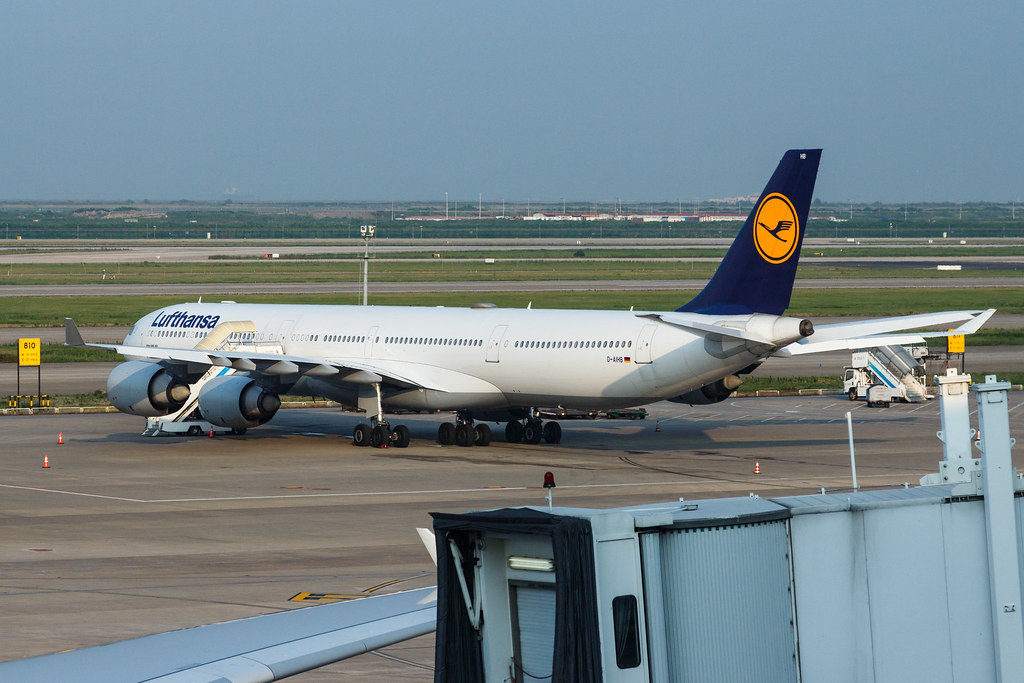 Lufthansa A340-600 D-AIHB 001