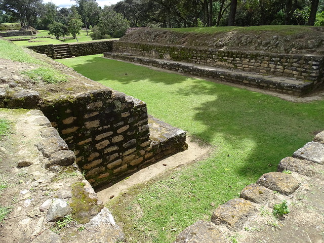 Estructura 8 Campo de juego de pelota hundido en el lado suroeste de la Plaza A Iximche Sitio Arqueologico Guatemala 10