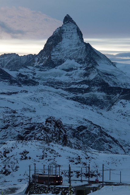 Matterhorn - Mont Cervin - Monte Cervino ( VS - I - 4`478 m - Erstbesteigung 1865 - Viertausender - Berg montagne montagna mountain ) in den Walliser Alpen - Alps bei Zermatt im Mattertal - Nikolaital im Kanton Wallis - Valais der Schweiz und Italien