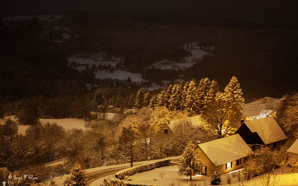 Murat le Quaire la nuit enneigée - Massif du Sancy - Auvergne - France
