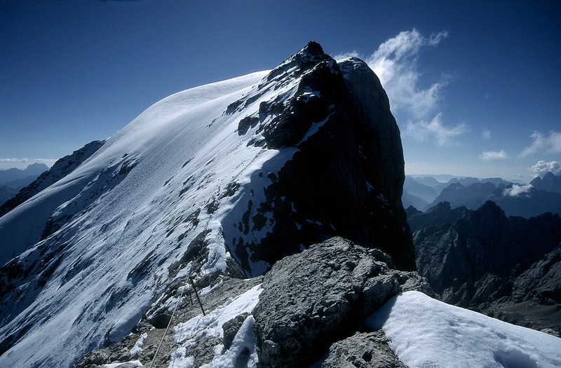 t0204033F | Am Marmolada-Westgrat, dem Klettersteig »Hans-Seyffert-Weg«. Hinten die Gletscherkappe der Punta di Penia. Dolomiten, 16.08.2002