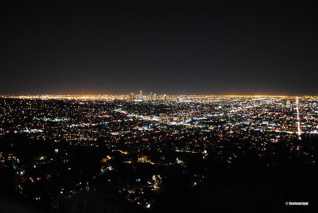 Los Angelesin valomeri yön pimeydessä