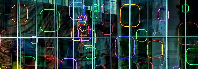 Reflets dans la façade des Quatre Temps à La Défense