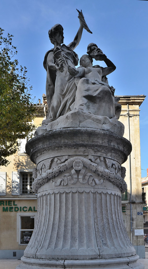 Orange (Vaucluse) - Statue devant le théâtre antique