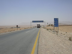 Abzweig in den Irak auf der Fahrt durch die Wüste von Palmyra nach Damaskus
