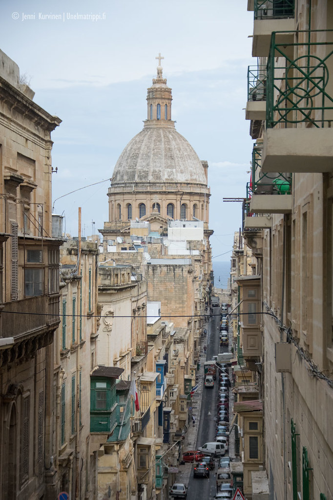 Kirkko kadun päässä Vallettassa