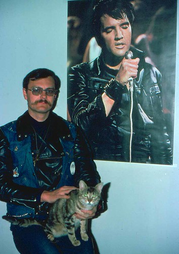 avec Miton devant le poster d' Elvis | by jacques.martiniere