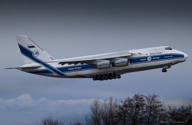 An 124-100 Volga Dnepr RA-82078 taking off in Nice airport