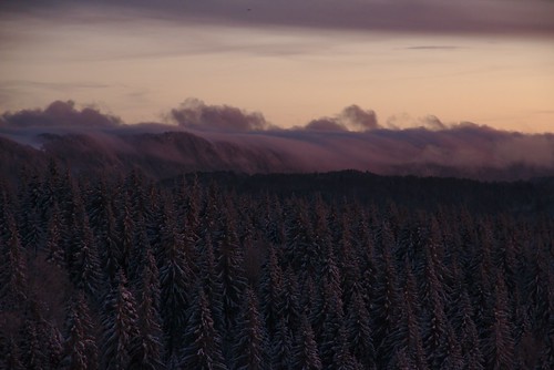 Digue des Monts Jura by Julien Carnot, contre la mer de nuages