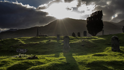 scotland isle skye schottland cemetery friedhof sonne sun wolken clouds gras wiese grün green gegenlicht