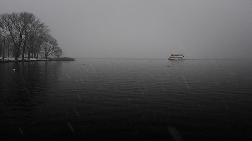 pc166096a koaxial dark dunkel lake see wasser water ship schiff shore ufer tree baum black white grey fog nebel mist trüb dunst landscape