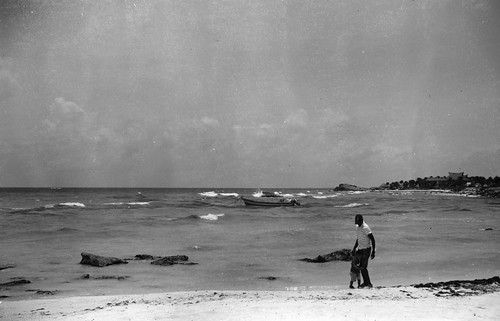 120 antique bw film fp4 ikon ilford nb nettar zeiss nicolasthomas tulum mexico holidays trip beach sea sky ciel boat waves
