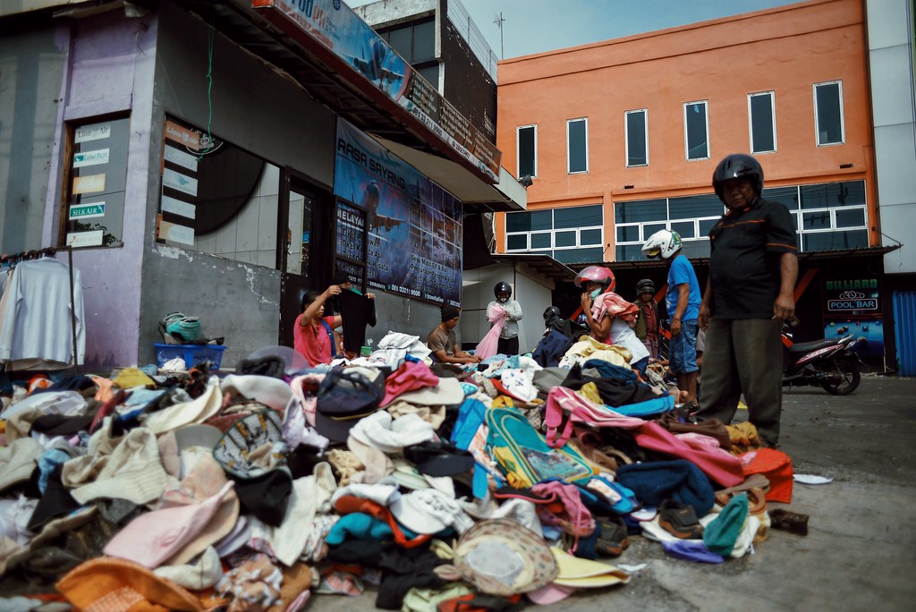Pedagang Baju  Bekas  di  Pasar Gembong Surabaya  Sari Flickr