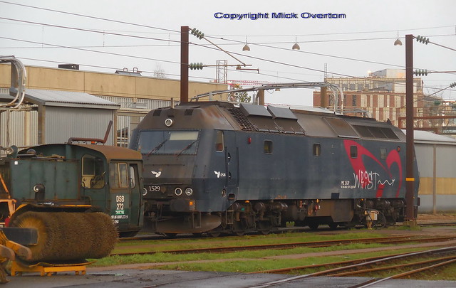 Diesel loco DSB ME1529 last days in tatty old blue livery