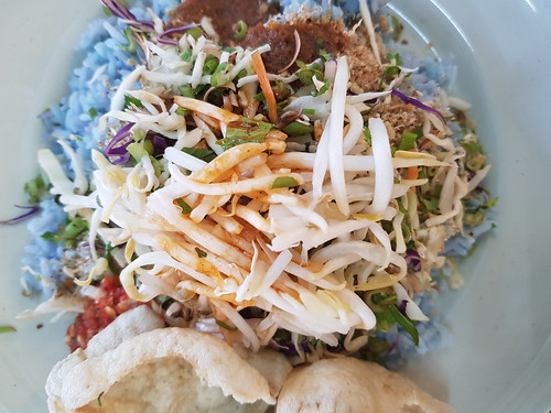 Nasi Kerabu w/Teh Tarik $12 @ Restoran Hatinie Shah Alam ...