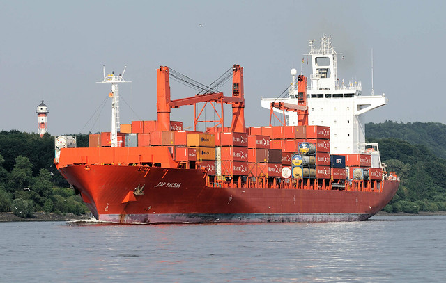 9628 Das rote Containerschiff Cap Palmas der Reederei Hamburg Süd wurde 2003 gebaut und hat eine nominale Kapazität von 2524 TEU / 1886 TEU bei 14t. Die Tragfähigkeit von Handelsschiffen wird mit den englischen Begriffen dead weight tonnage (dwt) oder ton