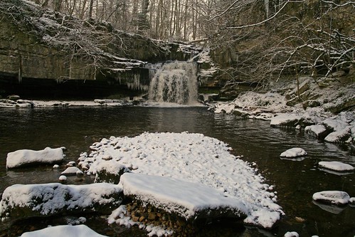 canon eos 400d sigma 1770mm zoom north yorkshire dales ydnp west burton cauldron waterfall frozen ice snow icicles