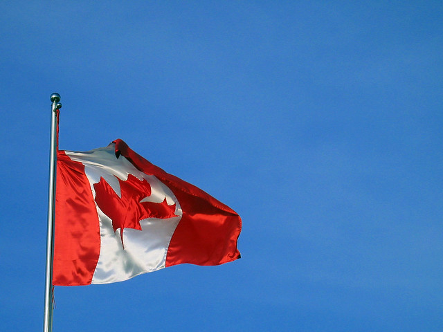 Canadian Flag Fahne Flagge Kanada Blue Sky Blauer Himmel