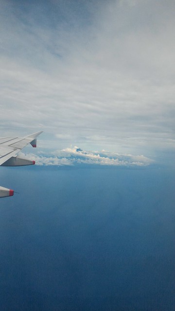 Aerial View of erupting Mount Agung during Silkair Flight MI 124 from Singapore Changi (SIN) to Lombok Praya (LOP) (Airbus 320-200 / 9V-SLJ / economy class)