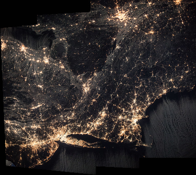 Der Nordosten der USA in der Neujahrsnacht. Unten New York, rechts Boston. Ganz oben am Bildrand liegt das kanadische Montreal.