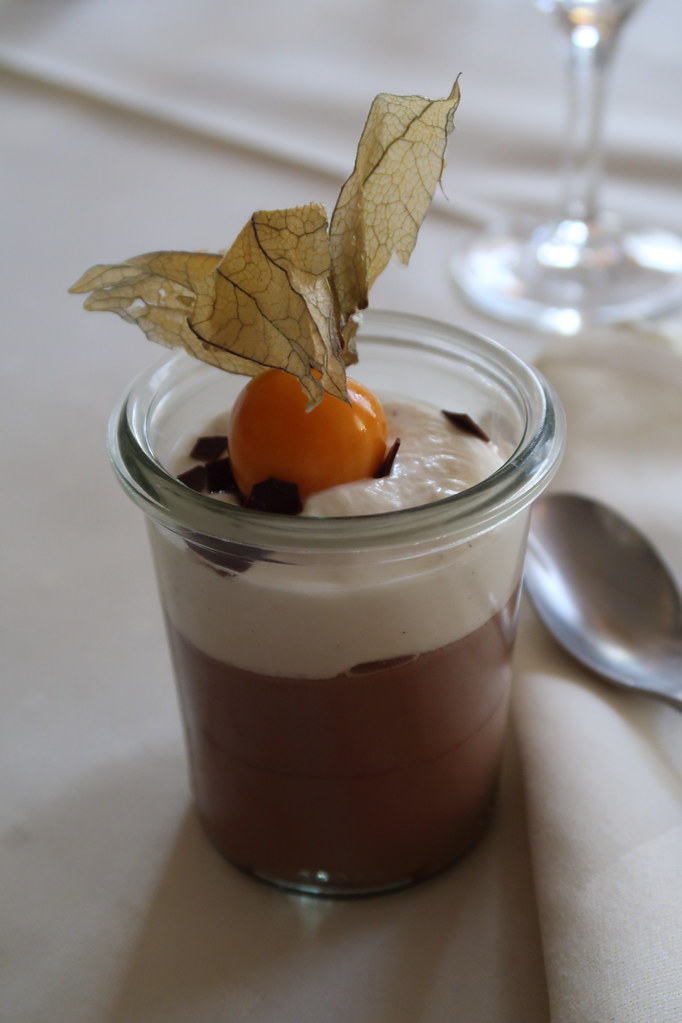 Schokoladen mit Vanilleschmand (vom Nachspeisenbuffet im V… | Flickr