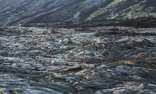 hawaii hawaiivolcanoesnationalpark kalaeapuki chainofcratersroad cape cliffs lavadelta hōleipali erosion differentialwrosion waveerosion winderosion basalt flows pahoehoe flow lavaflow wyojones np
