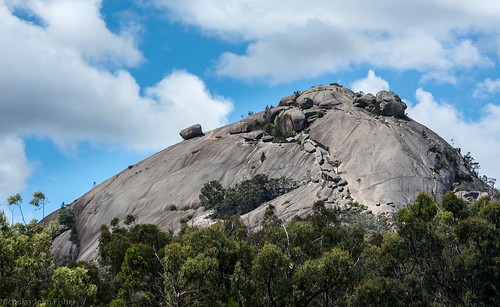 thepyramids southpyramid granite outcrop hill landscape australianlandscape girraweennationalpark sequeensland queensland australia nationalparksandnaturereserves