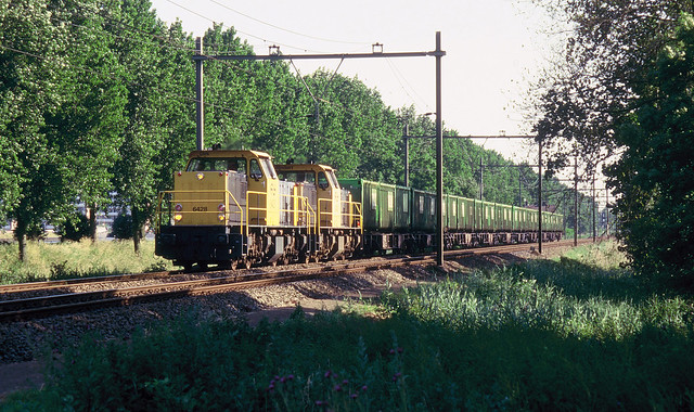 NS 6428 en 6401 bij Nieuwersluis-Loenen, 1995.