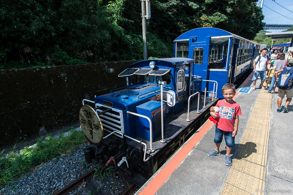 Eric y el tren turístico Shiokaze-go Mojiko Retro Seaside Train