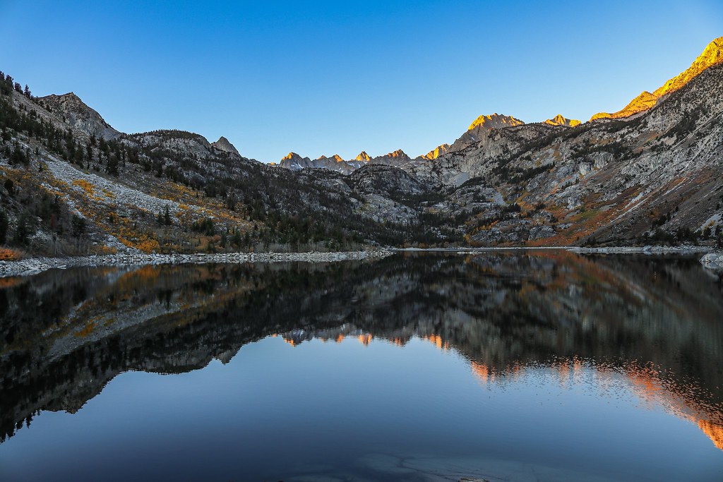 Lever de soleil sur le lac Sabrina, Sierra orientale