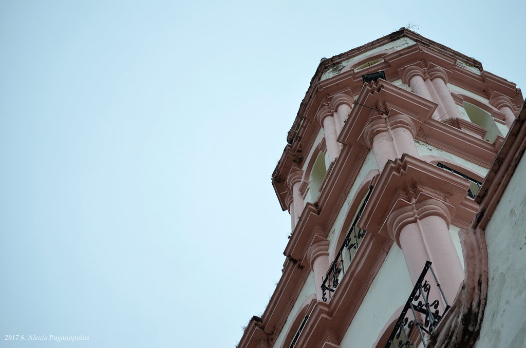 Campanario rosa del templo de Cosalá contra el cielo, Sinaloa
