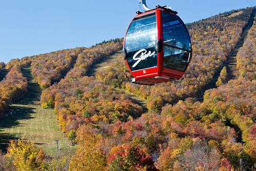 usa fall autumn vermont stowe mountmansfield smugglersnotch statepark leaves red yellow orange trees hiking trail skiing skiresort