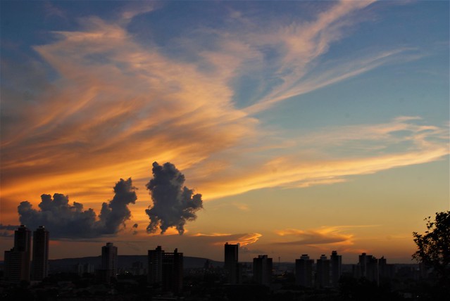 Entardecer panorâmico em Goiânia, Brasil.     Panoramic sunsets in Goiânia, Brazil.