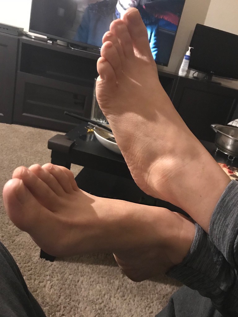 Wife’s candid feet while watching TV. www.youtube.com/fff_wifesfeet #wifesfeet #wife #footfetish #candidfoot #candid #barefoot #toes #arches #fff_wifesfeet