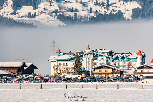 a austria flachau wintersport buiten outdoor sneeuw snow salzburg oostenrijk at hotel landscape landschap opvallend showy mist fog berg mountain building gebouw