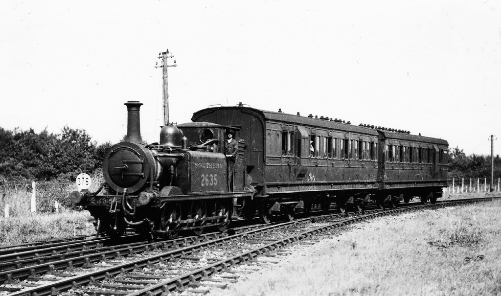 hants - southern rly 2635 arriving havant | John Law | Flickr