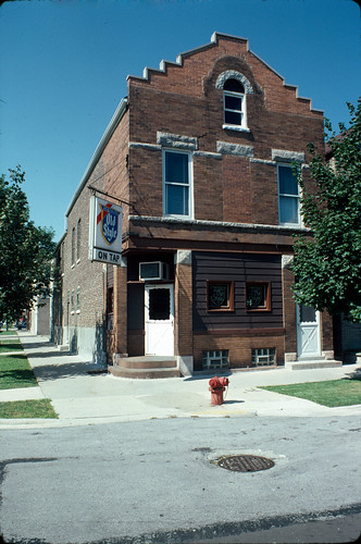 Neighborhood bar, South Marshfield Avenue