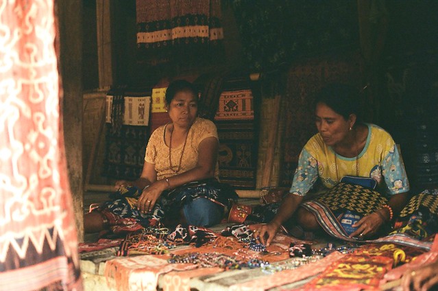 Mama Apriyani & Mama Herlina - Kampung Adat Prailiu, Sumba