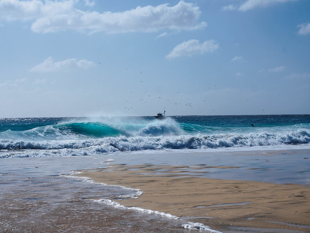 Auflaufend Wasser - das Fischerboot kämpft mit den Wellen
