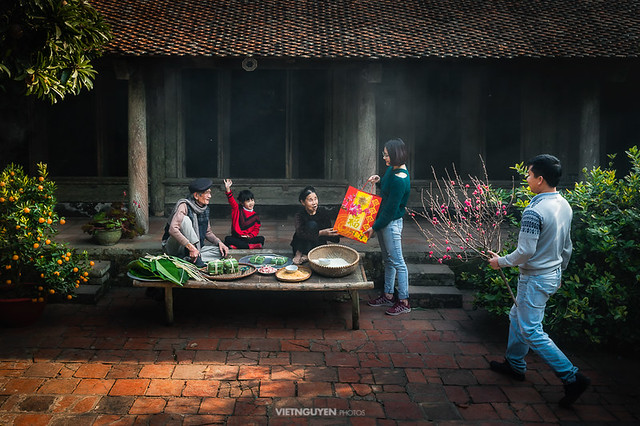 Vietnamese family preparing to make Chung Cake