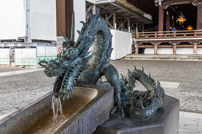 Precioso dragón en el temizuya del templo Nishi Honganji de Kioto.