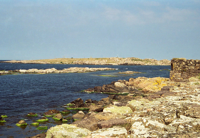 2002-08-14 228-21; Bornholm; Christiansø. Küste auf Frederiksø