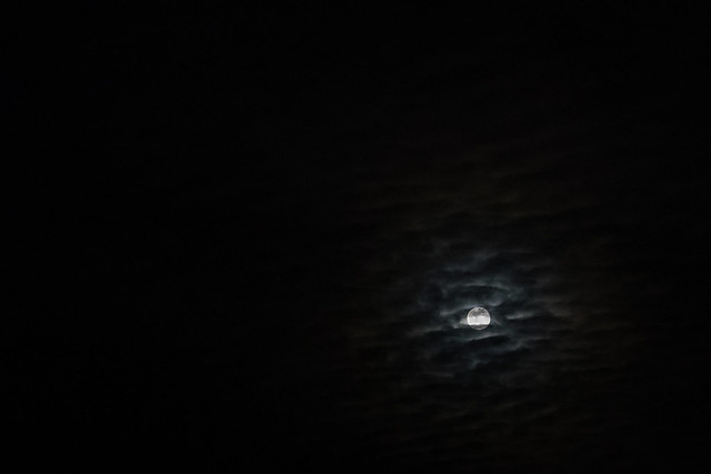 Mer de nuages sous la lune