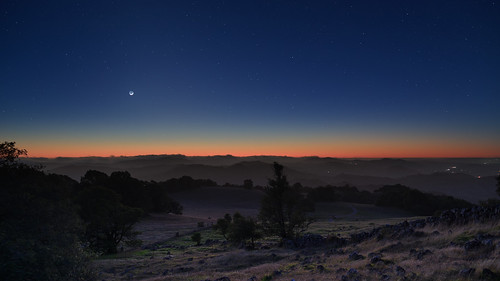 dusk twilight evening night sky stars crescentmoon horizon landscape mountburdell hills trees novato marincounty california astrometrydotnet:id=nova2454106 astrometrydotnet:status=solved