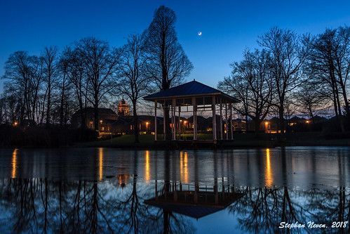 moat bandstand netherlands schoonhoven park springerpark church kerk muziektent gracht blue hour blauw maan moon tree winter ice water landscape cityscape
