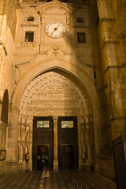 exterior Puerta del Reloj portada fachada Norte Catedral de Santa María de Toledo atardeciendo